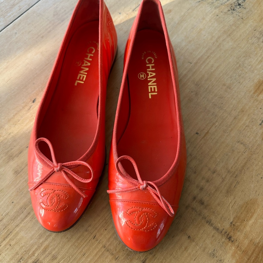CHANEL Red Patent Leather Ballet Flats with Bow - Picture 5 of 5